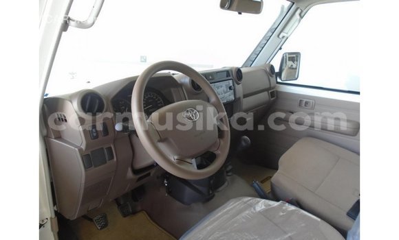 Acheter Import Voiture Toyota Land Cruiser Blanc à Import - Dubai, Harare Acheter Import Voiture Toyota Land Cruiser Blanc à Import - Dubai, Harare