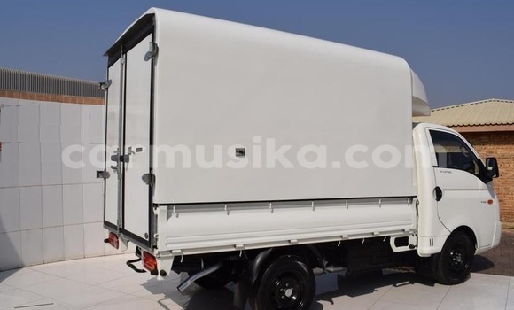 Acheter Occasion Voiture Hyundai H1 Blanc à Beitbridge, Matabeleland South Acheter Occasion Voiture Hyundai H1 Blanc à Beitbridge, Matabeleland South