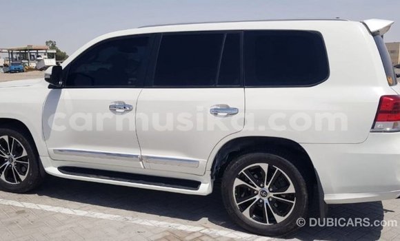 Acheter Import Voiture Toyota Land Cruiser Blanc à Import - Dubai, Harare Acheter Import Voiture Toyota Land Cruiser Blanc à Import - Dubai, Harare