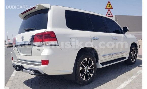 Acheter Import Voiture Toyota Land Cruiser Blanc à Import - Dubai, Harare Acheter Import Voiture Toyota Land Cruiser Blanc à Import - Dubai, Harare