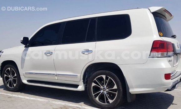 Acheter Import Voiture Toyota Land Cruiser Blanc à Import - Dubai, Harare Acheter Import Voiture Toyota Land Cruiser Blanc à Import - Dubai, Harare
