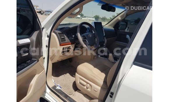 Acheter Import Voiture Toyota Land Cruiser Blanc à Import - Dubai, Harare Acheter Import Voiture Toyota Land Cruiser Blanc à Import - Dubai, Harare