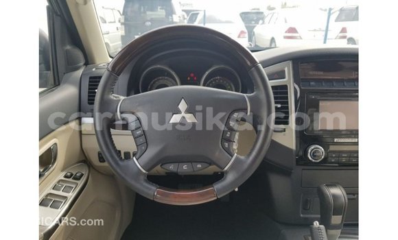 Acheter Import Voiture Mitsubishi Pajero Rouge à Import - Dubai, Harare Acheter Import Voiture Mitsubishi Pajero Rouge à Import - Dubai, Harare