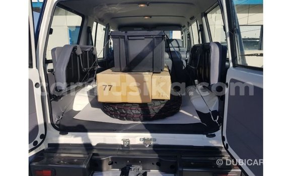 Acheter Import Voiture Toyota Land Cruiser Blanc à Import - Dubai, Harare Acheter Import Voiture Toyota Land Cruiser Blanc à Import - Dubai, Harare