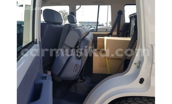 Acheter Import Voiture Toyota Land Cruiser Blanc à Import - Dubai, Harare Acheter Import Voiture Toyota Land Cruiser Blanc à Import - Dubai, Harare