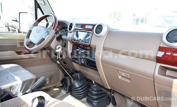Tenga Imported Toyota Land Cruiser Beige Mota in Import - Dubai in Harare Tenga Imported Toyota Land Cruiser Beige Mota in Import - Dubai in Harare