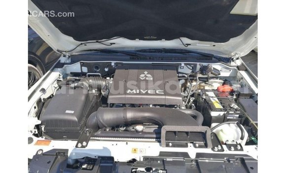 Tenga Imported Mitsubishi Pajero Chena Mota in Import - Dubai in Harare Tenga Imported Mitsubishi Pajero Chena Mota in Import - Dubai in Harare