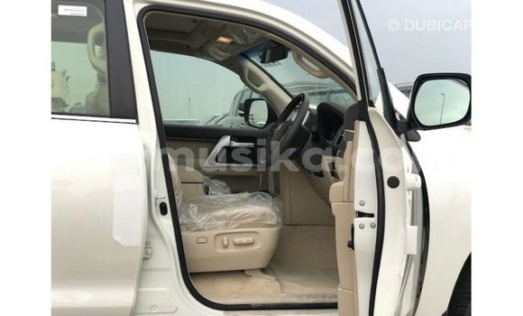 Tenga Imported Toyota Land Cruiser Chena Mota in Import - Dubai in Harare Tenga Imported Toyota Land Cruiser Chena Mota in Import - Dubai in Harare