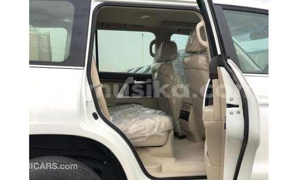 Tenga Imported Toyota Land Cruiser Chena Mota in Import - Dubai in Harare Tenga Imported Toyota Land Cruiser Chena Mota in Import - Dubai in Harare