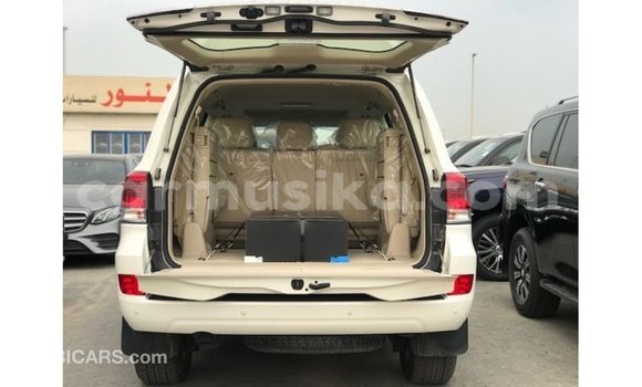 Tenga Imported Toyota Land Cruiser Chena Mota in Import - Dubai in Harare Tenga Imported Toyota Land Cruiser Chena Mota in Import - Dubai in Harare