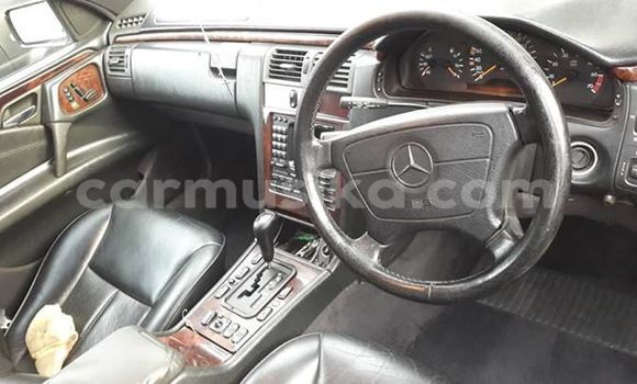 Nunua Ilio tumika Mercedes‒Benz E-klasse Nyeusi Gari ndani ya Harare nchini Harare Nunua Ilio tumika Mercedes‒Benz E-klasse Nyeusi Gari ndani ya Harare nchini Harare