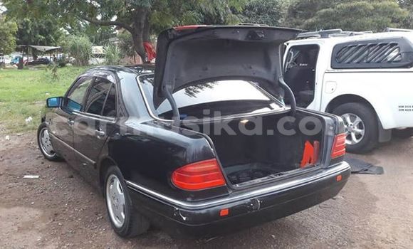 Nunua Ilio tumika Mercedes‒Benz E-klasse Nyeusi Gari ndani ya Harare nchini Harare Nunua Ilio tumika Mercedes‒Benz E-klasse Nyeusi Gari ndani ya Harare nchini Harare