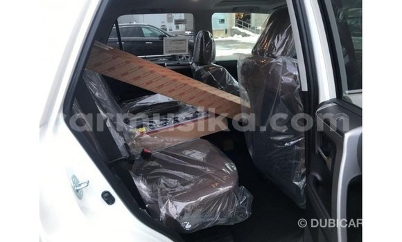 Acheter Import Utilitaire Toyota HiAce Blanc à Import - Dubai, Harare Acheter Import Utilitaire Toyota HiAce Blanc à Import - Dubai, Harare