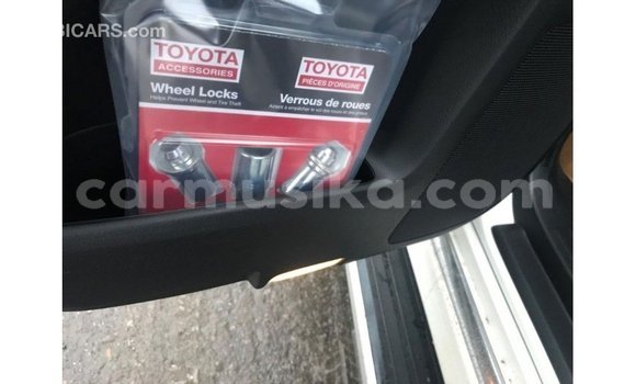 Acheter Import Utilitaire Toyota HiAce Blanc à Import - Dubai, Harare Acheter Import Utilitaire Toyota HiAce Blanc à Import - Dubai, Harare