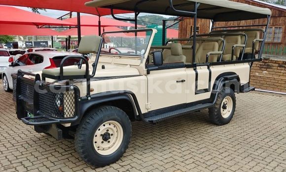 Tenga Tsaru Land Rover Defender Bhurawuni Mota in Beitbridge in Matabeleland South Tenga Tsaru Land Rover Defender Bhurawuni Mota in Beitbridge in Matabeleland South