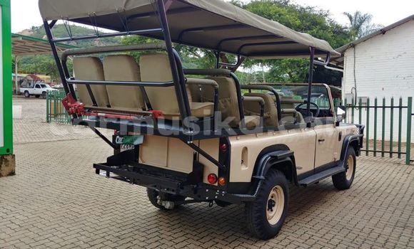 Tenga Tsaru Land Rover Defender Bhurawuni Mota in Beitbridge in Matabeleland South Tenga Tsaru Land Rover Defender Bhurawuni Mota in Beitbridge in Matabeleland South