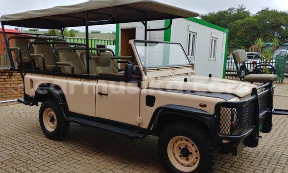 Tenga Tsaru Land Rover Defender Bhurawuni Mota in Beitbridge in Matabeleland South Tenga Tsaru Land Rover Defender Bhurawuni Mota in Beitbridge in Matabeleland South