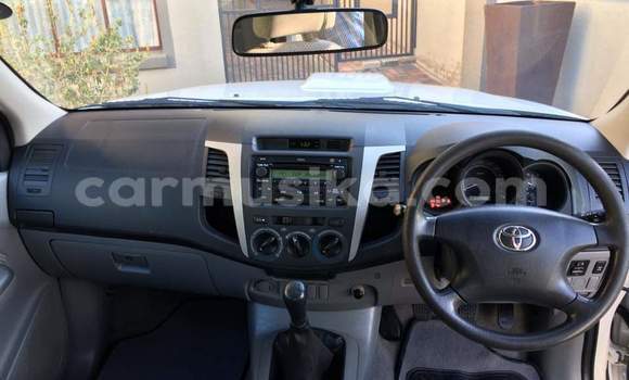 Buy Used Toyota Hilux White Car in Beitbridge in Matabeleland South Buy Used Toyota Hilux White Car in Beitbridge in Matabeleland South