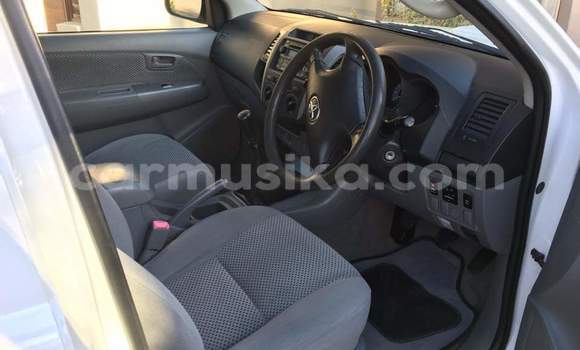 Buy Used Toyota Hilux White Car in Beitbridge in Matabeleland South Buy Used Toyota Hilux White Car in Beitbridge in Matabeleland South