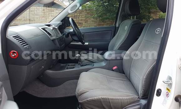 Buy Used Toyota Hilux White Car in Beitbridge in Matabeleland South Buy Used Toyota Hilux White Car in Beitbridge in Matabeleland South