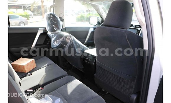 Acheter Import Voiture Toyota Prado Blanc à Import - Dubai, Harare Acheter Import Voiture Toyota Prado Blanc à Import - Dubai, Harare
