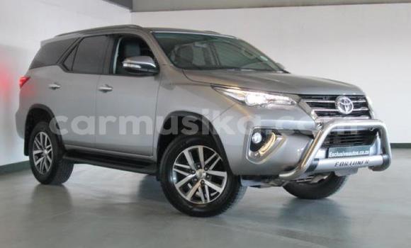 Acheter Occasion Voiture Toyota Fortuner Gris à Beitbridge, Matabeleland South Acheter Occasion Voiture Toyota Fortuner Gris à Beitbridge, Matabeleland South