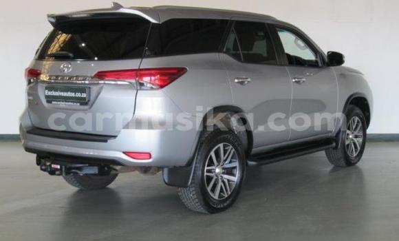 Acheter Occasion Voiture Toyota Fortuner Gris à Beitbridge, Matabeleland South Acheter Occasion Voiture Toyota Fortuner Gris à Beitbridge, Matabeleland South
