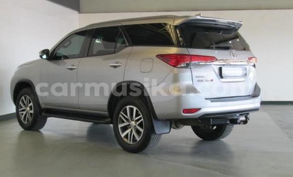 Acheter Occasion Voiture Toyota Fortuner Gris à Beitbridge, Matabeleland South Acheter Occasion Voiture Toyota Fortuner Gris à Beitbridge, Matabeleland South