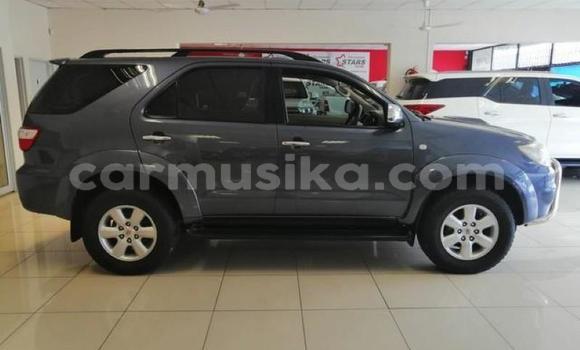 Acheter Occasion Voiture Toyota Fortuner Gris à Beitbridge, Matabeleland South Acheter Occasion Voiture Toyota Fortuner Gris à Beitbridge, Matabeleland South