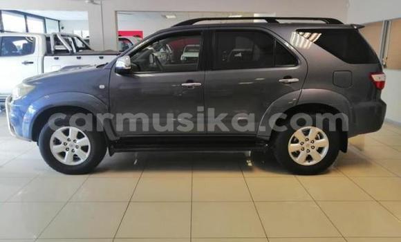 Acheter Occasion Voiture Toyota Fortuner Gris à Beitbridge, Matabeleland South Acheter Occasion Voiture Toyota Fortuner Gris à Beitbridge, Matabeleland South