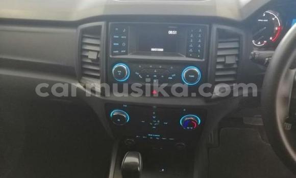 Acheter Occasion Voiture Ford Everest Blanc à Beitbridge, Matabeleland South Acheter Occasion Voiture Ford Everest Blanc à Beitbridge, Matabeleland South