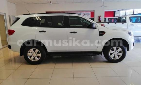 Acheter Occasion Voiture Ford Everest Blanc à Beitbridge, Matabeleland South Acheter Occasion Voiture Ford Everest Blanc à Beitbridge, Matabeleland South