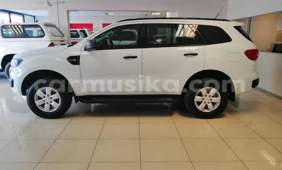 Acheter Occasion Voiture Ford Everest Blanc à Beitbridge, Matabeleland South Acheter Occasion Voiture Ford Everest Blanc à Beitbridge, Matabeleland South