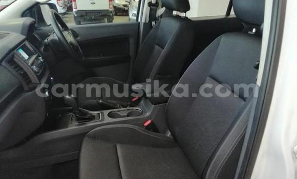 Acheter Occasion Voiture Ford Everest Blanc à Beitbridge, Matabeleland South Acheter Occasion Voiture Ford Everest Blanc à Beitbridge, Matabeleland South