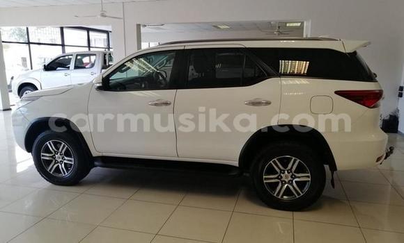 Acheter Occasion Voiture Toyota Fortuner Blanc à Beitbridge, Matabeleland South Acheter Occasion Voiture Toyota Fortuner Blanc à Beitbridge, Matabeleland South