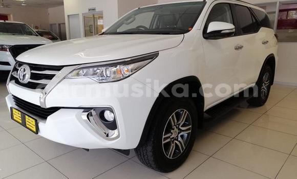 Acheter Occasion Voiture Toyota Fortuner Blanc à Beitbridge, Matabeleland South Acheter Occasion Voiture Toyota Fortuner Blanc à Beitbridge, Matabeleland South