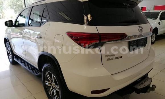 Acheter Occasion Voiture Toyota Fortuner Blanc à Beitbridge, Matabeleland South Acheter Occasion Voiture Toyota Fortuner Blanc à Beitbridge, Matabeleland South