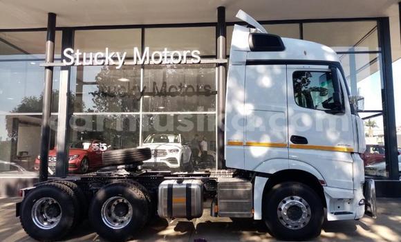 Nunua Ilio tumika Mercedes‒Benz Truck Nyeupe Lori ndani ya Beitbridge nchini Matabeleland Kusini Nunua Ilio tumika Mercedes‒Benz Truck Nyeupe Lori ndani ya Beitbridge nchini Matabeleland Kusini