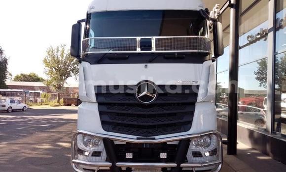 Nunua Ilio tumika Mercedes‒Benz Truck Nyeupe Lori ndani ya Beitbridge nchini Matabeleland Kusini Nunua Ilio tumika Mercedes‒Benz Truck Nyeupe Lori ndani ya Beitbridge nchini Matabeleland Kusini