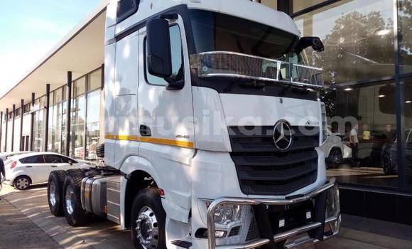 Nunua Ilio tumika Mercedes‒Benz Truck Nyeupe Lori ndani ya Beitbridge nchini Matabeleland Kusini Nunua Ilio tumika Mercedes‒Benz Truck Nyeupe Lori ndani ya Beitbridge nchini Matabeleland Kusini