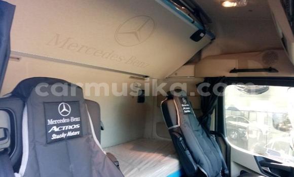 Nunua Ilio tumika Mercedes‒Benz Truck Nyeupe Lori ndani ya Beitbridge nchini Matabeleland Kusini Nunua Ilio tumika Mercedes‒Benz Truck Nyeupe Lori ndani ya Beitbridge nchini Matabeleland Kusini