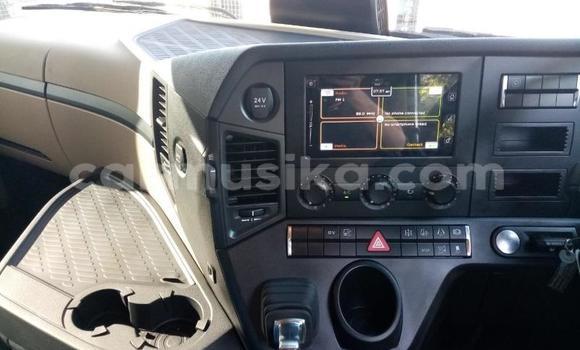 Nunua Ilio tumika Mercedes‒Benz Truck Nyeupe Lori ndani ya Beitbridge nchini Matabeleland Kusini Nunua Ilio tumika Mercedes‒Benz Truck Nyeupe Lori ndani ya Beitbridge nchini Matabeleland Kusini