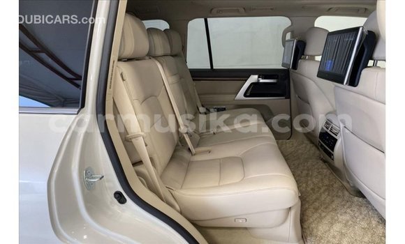 Nunua Imported Toyota Land Cruiser Nyeupe Gari ndani ya Import - Dubai nchini Harare Nunua Imported Toyota Land Cruiser Nyeupe Gari ndani ya Import - Dubai nchini Harare