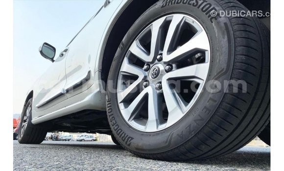 Tenga Imported Toyota Land Cruiser Chena Mota in Import - Dubai in Harare Tenga Imported Toyota Land Cruiser Chena Mota in Import - Dubai in Harare