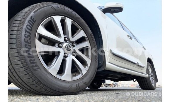 Tenga Imported Toyota Land Cruiser Chena Mota in Import - Dubai in Harare Tenga Imported Toyota Land Cruiser Chena Mota in Import - Dubai in Harare