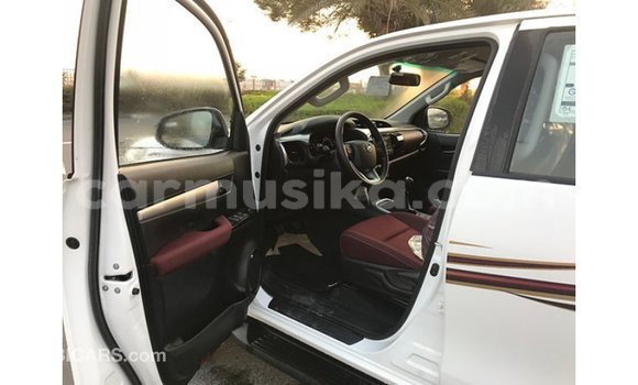 Acheter Import Voiture Toyota Hilux Blanc à Import - Dubai, Harare Acheter Import Voiture Toyota Hilux Blanc à Import - Dubai, Harare