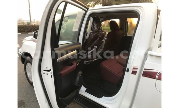 Acheter Import Voiture Toyota Hilux Blanc à Import - Dubai, Harare Acheter Import Voiture Toyota Hilux Blanc à Import - Dubai, Harare