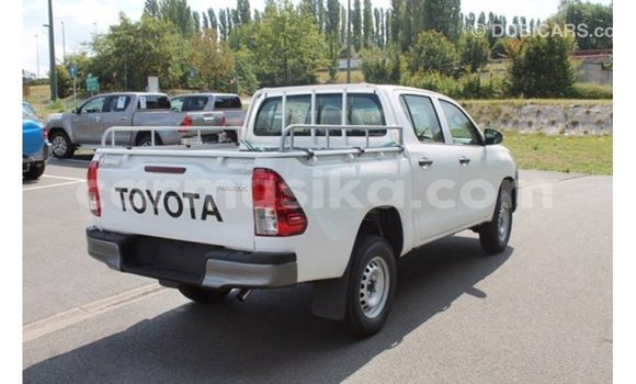 Tenga Imported Toyota Hilux Chena Mota in Import - Dubai in Harare Tenga Imported Toyota Hilux Chena Mota in Import - Dubai in Harare