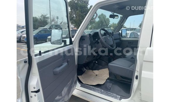 Acheter Import Voiture Toyota Land Cruiser Blanc à Import - Dubai, Harare Acheter Import Voiture Toyota Land Cruiser Blanc à Import - Dubai, Harare