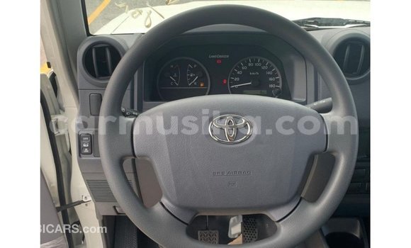 Acheter Import Voiture Toyota Land Cruiser Blanc à Import - Dubai, Harare Acheter Import Voiture Toyota Land Cruiser Blanc à Import - Dubai, Harare